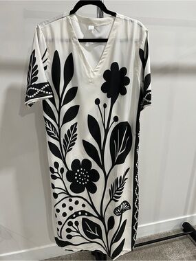 Black & Cream Floral V-Neck Shift Dress
